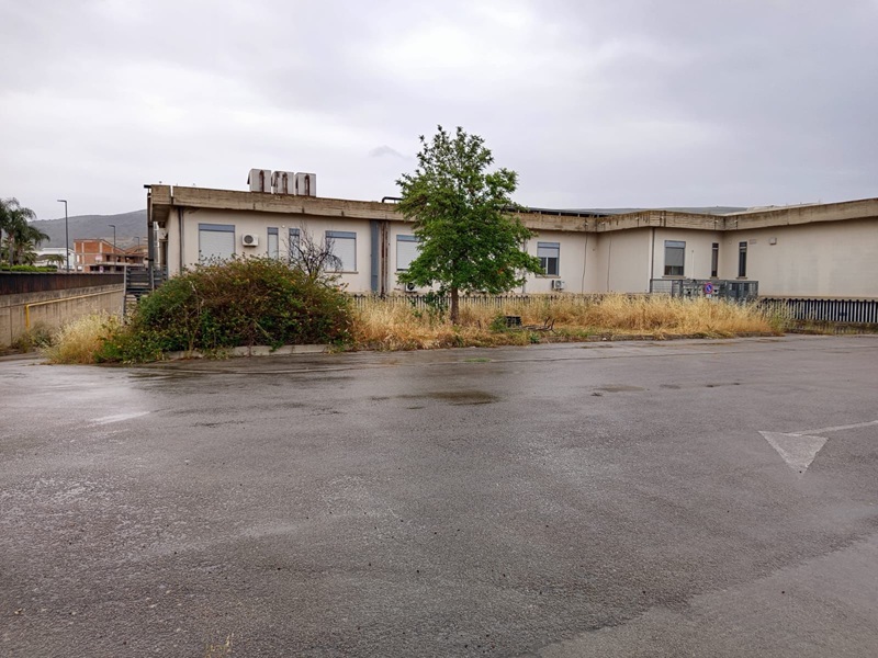 Degrado all’esterno dell’ospedale di Comiso: la denuncia del consigliere Scollo