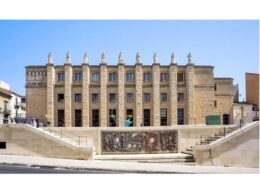 Con poca opportuna tempistica, viene comunicata l’apertura dei nuovi spazi per la collezione delle opere di Carmelo Capello e la consegna delle opere di piazza delle Poste, restaurate