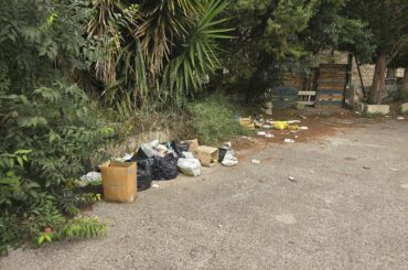 L’area circostante il bacino della diga di Santa Rosalia nel più totale abbandono