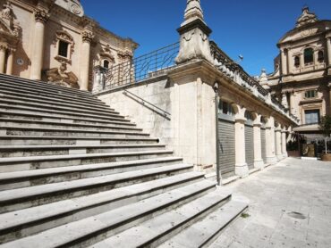 Nello Veloce si diverte a segnalare le amenità dell’ufficio tecnico, e di tutti i responsabili, per i tentativi di far vedere l’eliminazione delle barriere architettoniche