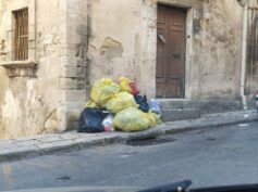 Sindaco e assessore Gurrieri sulla prua del centro storico che affonda, mentre l’orchestra suona, la consigliera Caruso presenta un esposto con oltre 40 firme contro il degrado dilagante