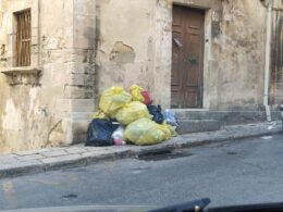 Sindaco e assessore Gurrieri sulla prua del centro storico che affonda, mentre l’orchestra suona, la consigliera Caruso presenta un esposto con oltre 40 firme contro il degrado dilagante