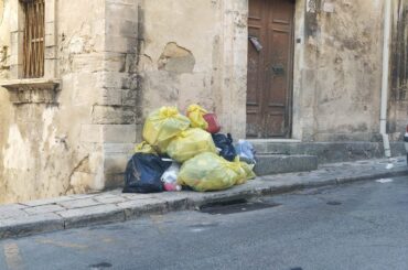 Sindaco e assessore Gurrieri sulla prua del centro storico che affonda, mentre l’orchestra suona, la consigliera Caruso presenta un esposto con oltre 40 firme contro il degrado dilagante
