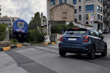 Le sbarre del passaggio a livello di via Paestum non si abbassano, il treno si arresta per il sistema di sicurezza, per il consigliere Firrincieli si può e si deve mantenere aperto il passaggio